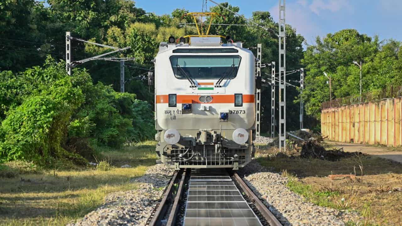 Railway: এই ৬টি জিনিস নিয়ে ট্রেনে ওঠাই যাবে না, জানিয়ে দিল রেল Railway: এই ৬টি জিনিস নিয়ে ট্রেনে ওঠাই যাবে না, জানিয়ে দিল রেল