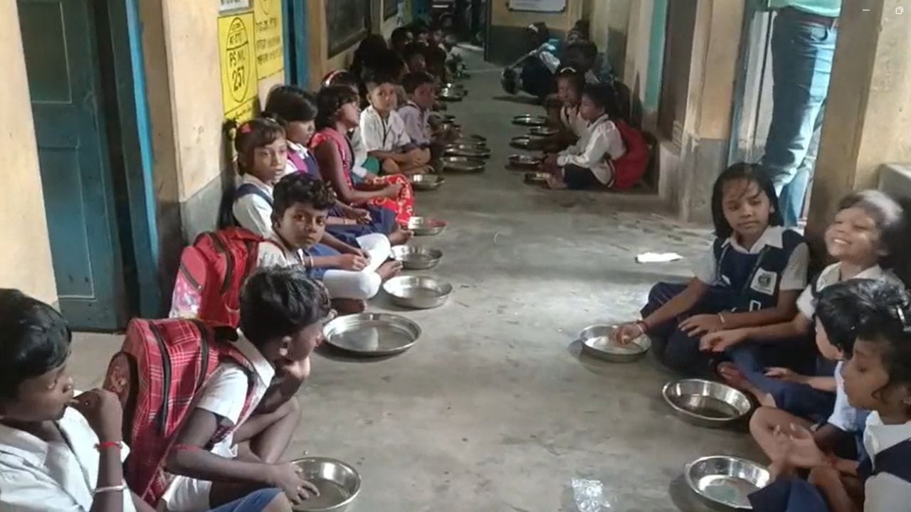 Mid-day meal: 'হিসাব দেখাতে বাধ্য নই', মিড ডে মিল নিয়ে প্রধান শিক্ষকের বিরুদ্ধে বিস্ফোরক অভিযোগ Mid-day meal: 'হিসাব দেখাতে বাধ্য নই', মিড ডে মিল নিয়ে প্রধান শিক্ষকের বিরুদ্ধে বিস্ফোরক অভিযোগ