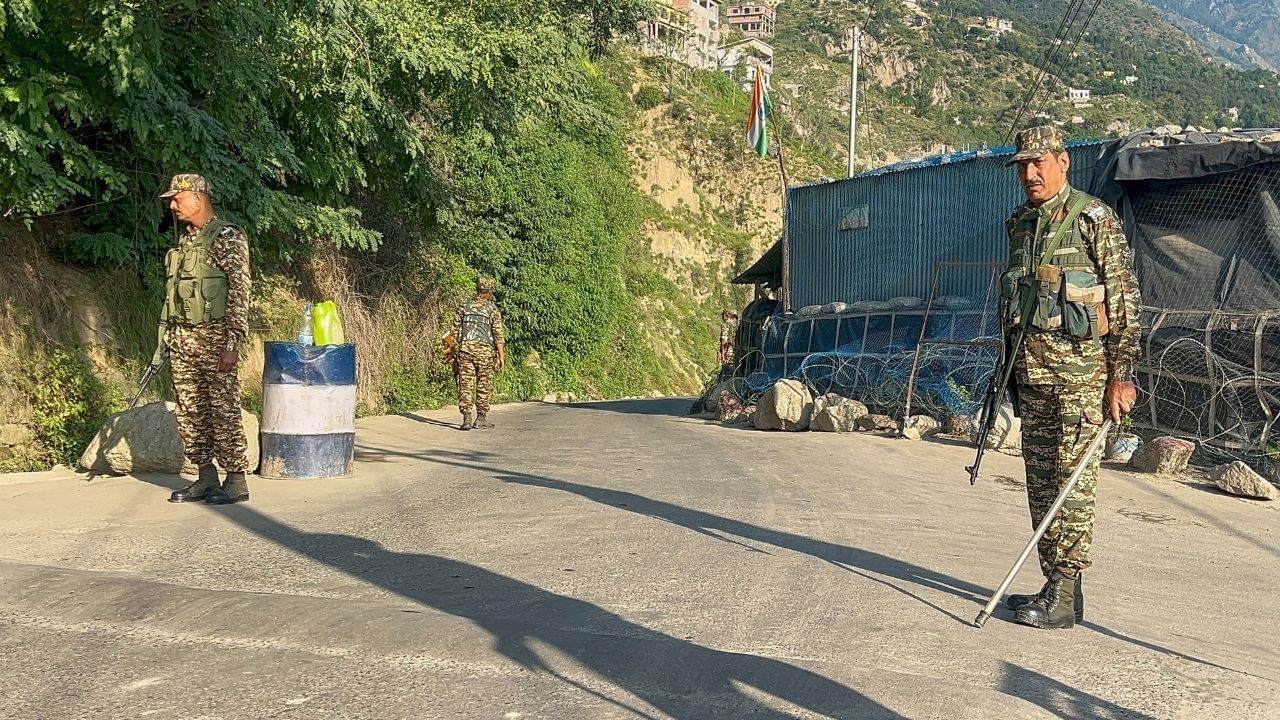 J&K Encounter: উধমপুরে বিরাট এনকাউন্টার, জঙ্গিদের সঙ্গে মুহুর্মুহু গুলির লড়াই, শহিদ ১ জওয়ান J&K Encounter: উধমপুরে বিরাট এনকাউন্টার, জঙ্গিদের সঙ্গে মুহুর্মুহু গুলির লড়াই, শহিদ ১ জওয়ান