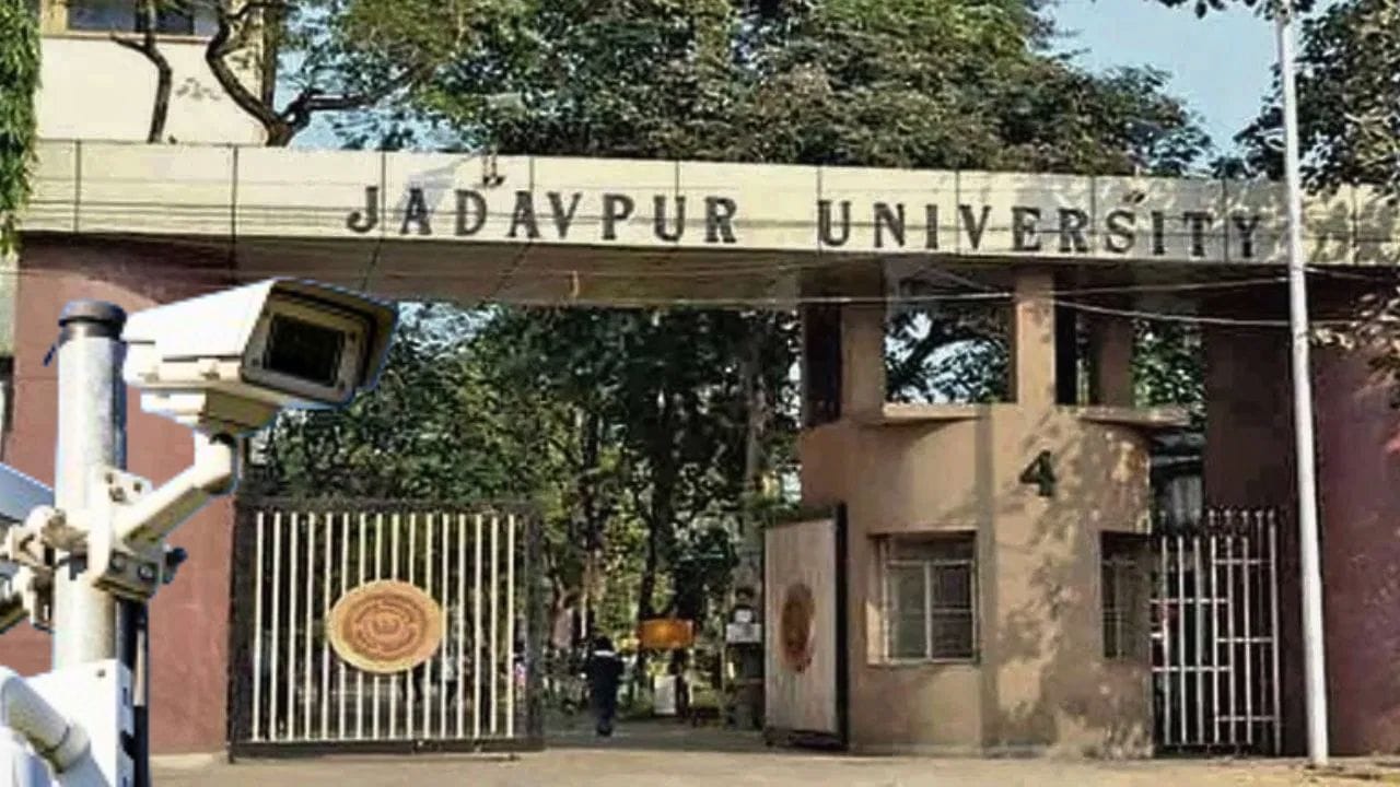 Jadavpur University: লাল ফিতেয় 'বাঁধা' যাদবপুর, কাটছে না সিসিটিভি-র জটিলতা Jadavpur University: লাল ফিতেয় 'বাঁধা' যাদবপুর, কাটছে না সিসিটিভি-র জটিলতা