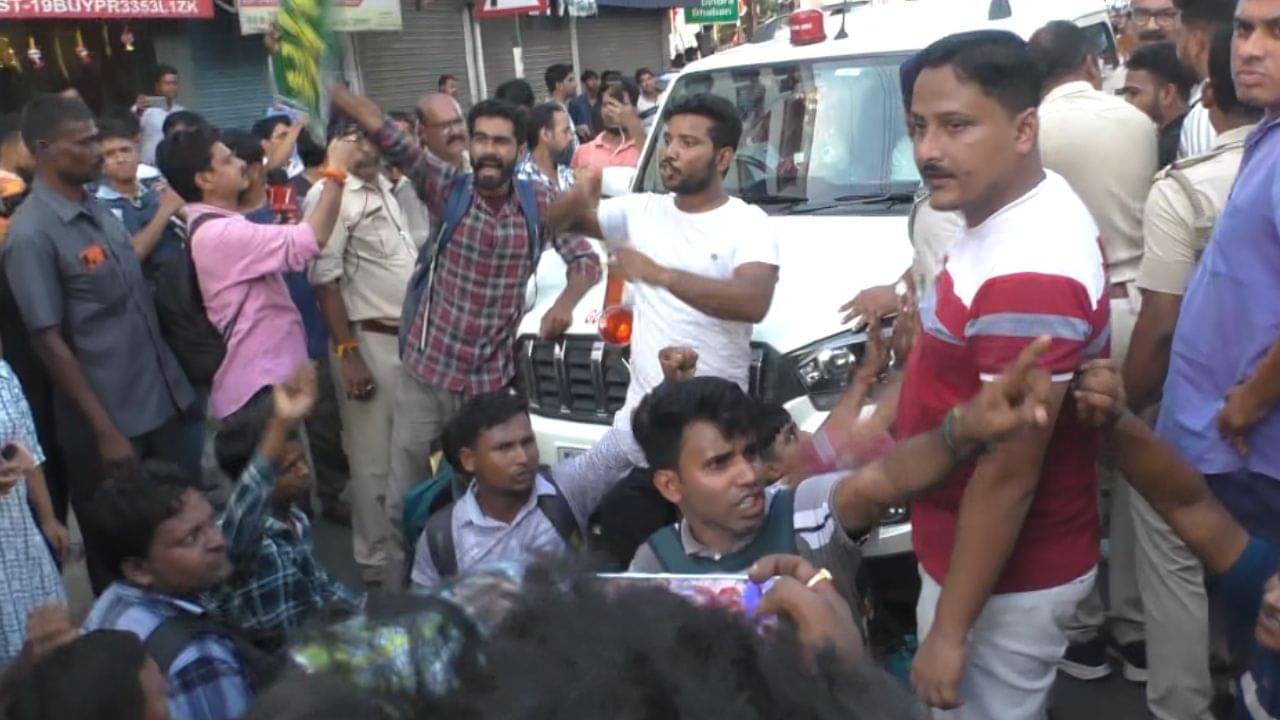 Job seekers protest: রাস্তায় বেরতেই সৌগত-নির্মলদের ঘিরলেন চাকরিপ্রার্থীরা, তারপরই...