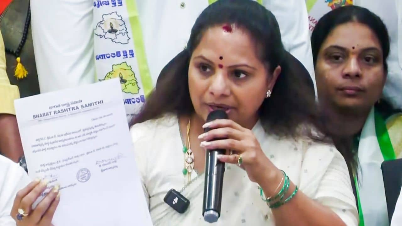 K Kavitha: নিজের বাবার দল থেকেই সাসপেন্ড! ষড়যন্ত্রের অভিযোগ এনে দল ছাড়লেন কবিতা