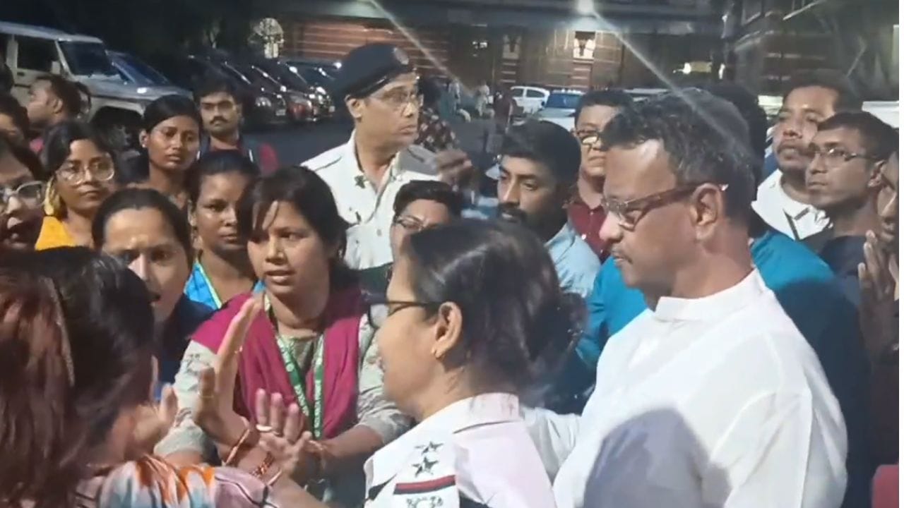 KMC: 'কাজ বেড়েছে, দৈনিক ভাতা ৫০০ থেকে ১০০ হয়েছে', মেয়র ফিরহাদকে ঘিরে বিক্ষোভ স্বাস্থ্যকর্মীদের KMC: 'কাজ বেড়েছে, দৈনিক ভাতা ৫০০ থেকে ১০০ হয়েছে', মেয়র ফিরহাদকে ঘিরে বিক্ষোভ স্বাস্থ্যকর্মীদের