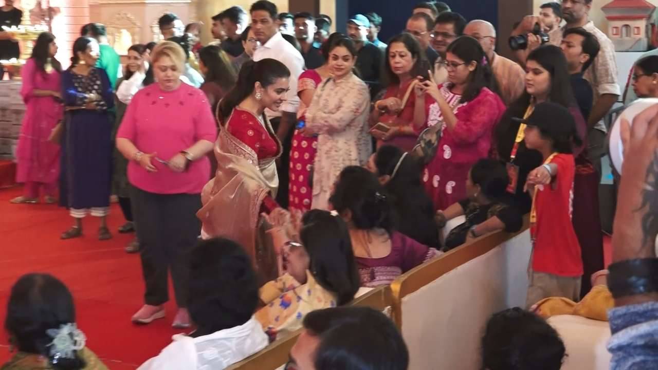 Rani Mukerji Durga Puja: ৭৯ বছরের ঐতিহ্য, মুম্বইয়ে রানি-কাজলের দুর্গাপুজোয় ছত্রে ছত্রে বাঙালিয়ানার ছোঁয়া