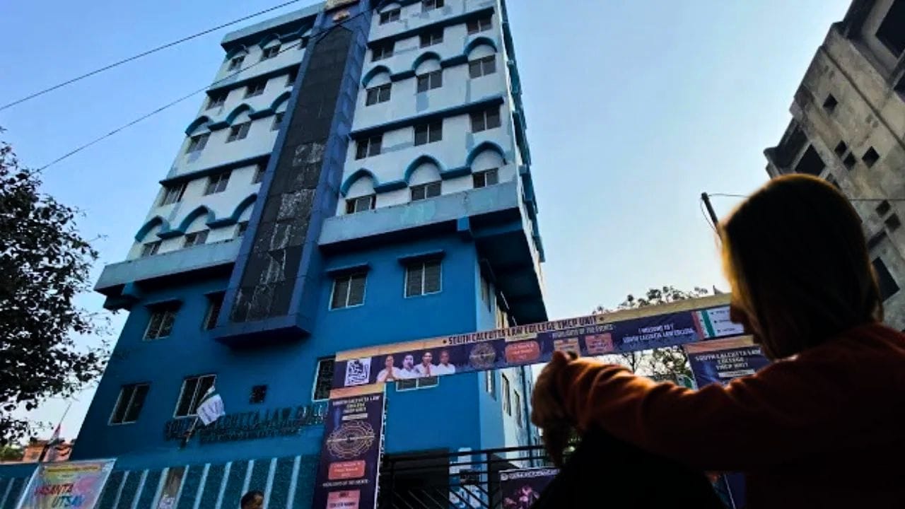 Kasba Law College News: কসবা ল'কলেজে আর পা রাখতে চান না নির্যাতিতা! দ্বারস্থ কলকাতা বিশ্ববিদ্যালয়ে Kasba Law College News: কসবা ল'কলেজে আর পা রাখতে চান না নির্যাতিতা! দ্বারস্থ কলকাতা বিশ্ববিদ্যালয়ে