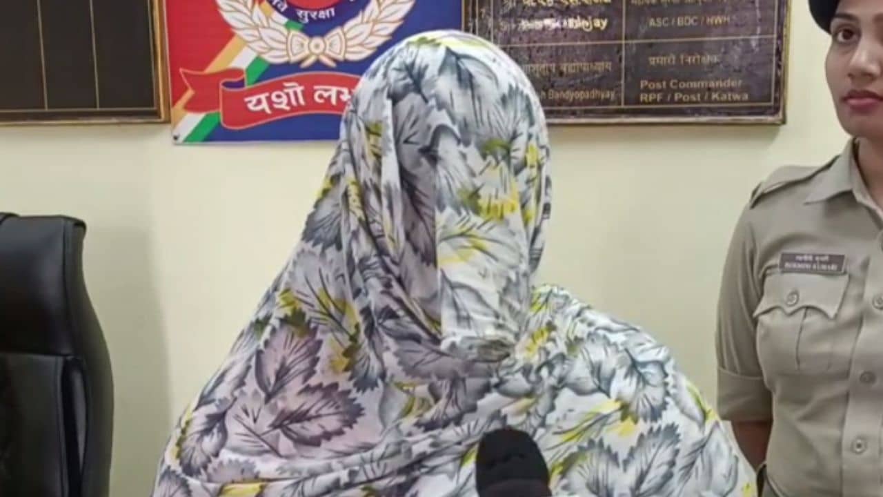 Katwa: পাশে বসা মেয়েটা কাঁদছে, সন্দেহ হতেই রেলের হেল্পলাইনে ফোন করেন যাত্রী, আর তারপরই...