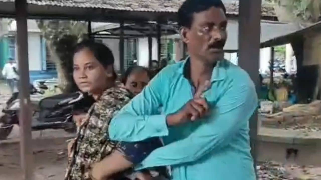 Katwa: সন্তান কার? আদালতেই চলল বাবা-মায়ের কাড়াকাড়ি! ছেলে বলল, বাবা-মা থাকুক একসঙ্গে