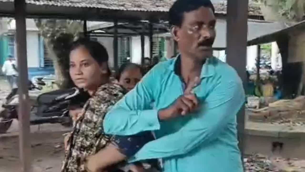 Katwa: সন্তান কার? আদালতেই চলল বাবা-মায়ের কাড়াকাড়ি! ছেলে বলল, 'বাবা-মা থাকুক একসঙ্গে' Katwa: সন্তান কার? আদালতেই চলল বাবা-মায়ের কাড়াকাড়ি! ছেলে বলল, 'বাবা-মা থাকুক একসঙ্গে'
