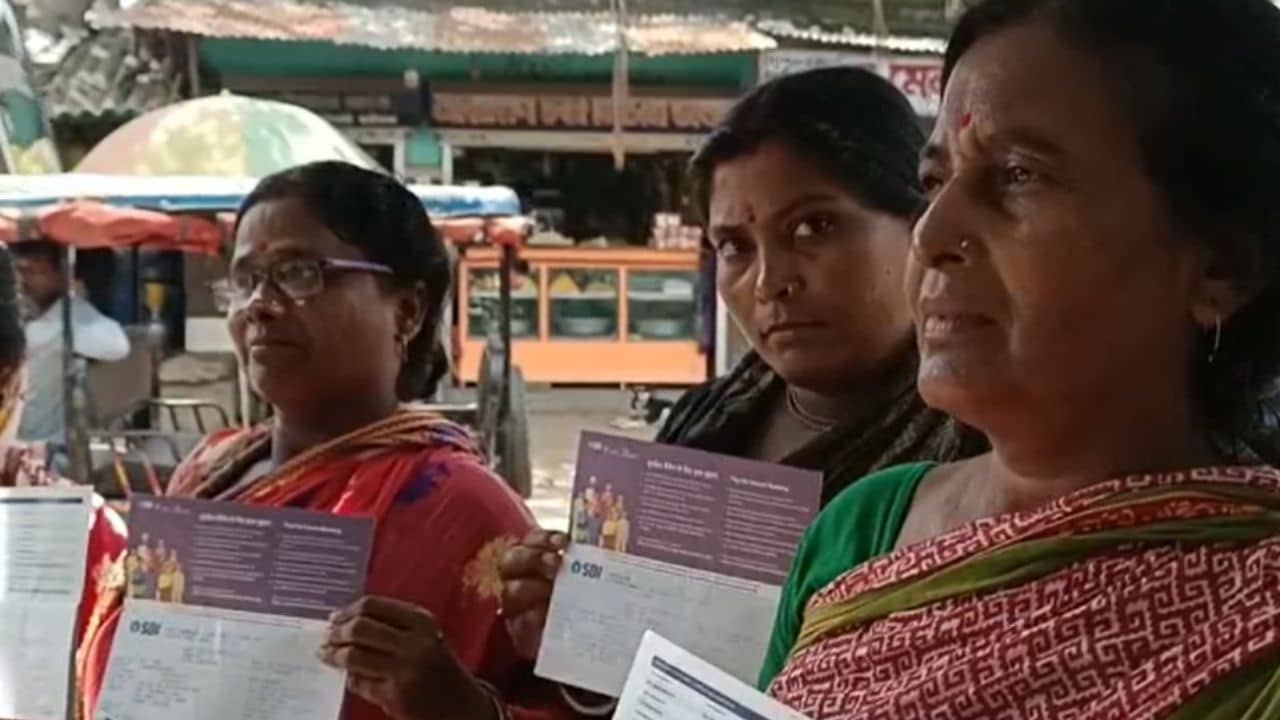 Katwa: স্বনির্ভর গোষ্ঠীর ঋণ পরিশোধ করছিলেন ওঁরা, হঠাৎই অ্যাকাউন্টে ঢোকা বন্ধ লক্ষ্মীর ভান্ডার, গ্যাস ভর্তুকির টাকা! নেপথ্যে ভয়ঙ্কর কারণ