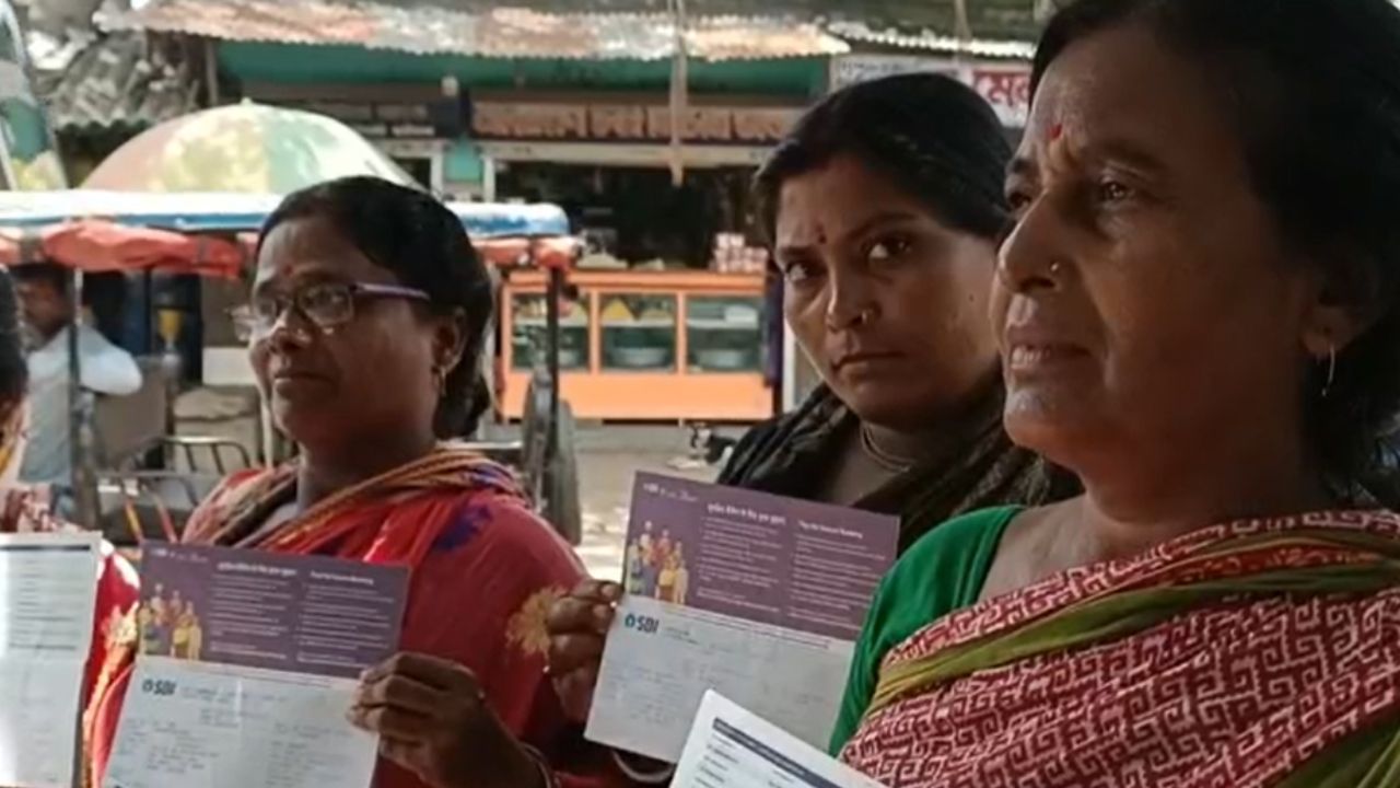 Katwa: স্বনির্ভর গোষ্ঠীর ঋণ পরিশোধ করছিলেন ওঁরা, হঠাৎই অ্যাকাউন্টে ঢোকা বন্ধ লক্ষ্মীর ভান্ডার, গ্যাস ভর্তুকির টাকা! নেপথ্যে ভয়ঙ্কর কারণ Katwa: স্বনির্ভর গোষ্ঠীর ঋণ পরিশোধ করছিলেন ওঁরা, হঠাৎই অ্যাকাউন্টে ঢোকা বন্ধ লক্ষ্মীর ভান্ডার, গ্যাস ভর্তুকির টাকা! নেপথ্যে ভয়ঙ্কর কারণ