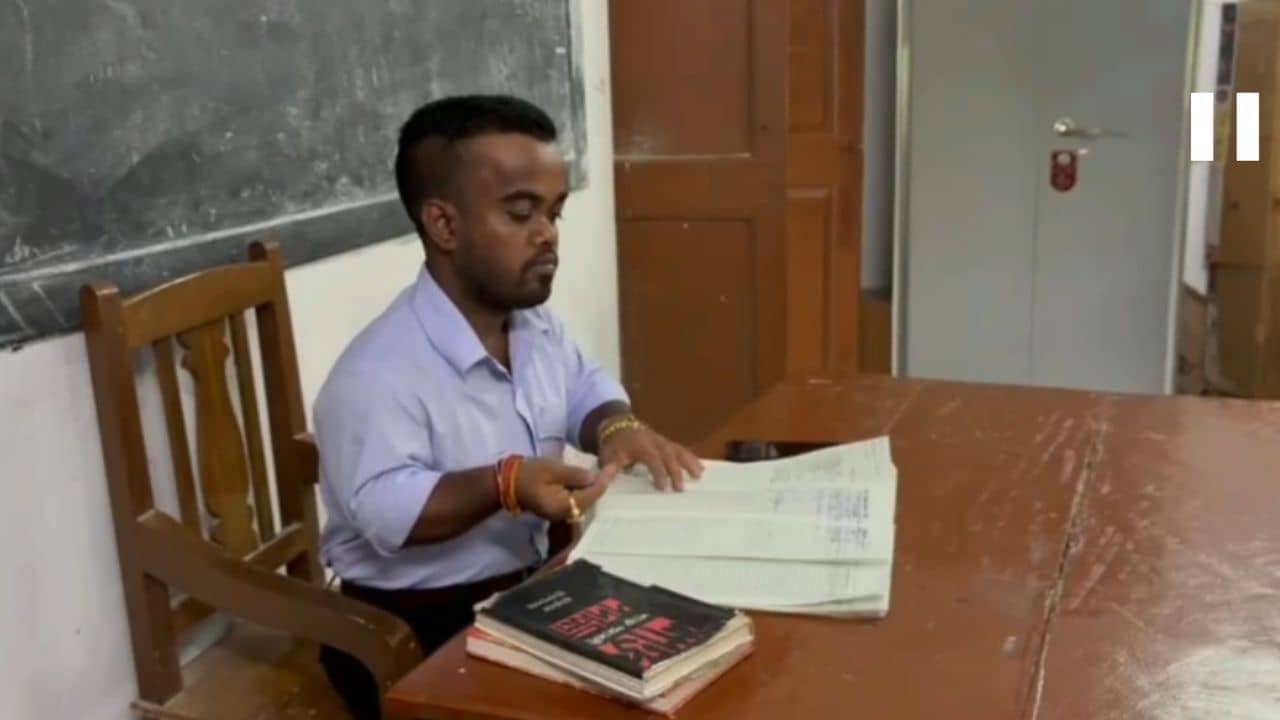 Teachers Day 2025: চার ফুট উচ্চতা নিয়ে বুনেছেন আকাশছোঁয়ার স্বপ্ন! কাটোয়ার সঞ্চয় এখন পড়ুয়াদের ইচ্ছাশক্তির প্রতীক