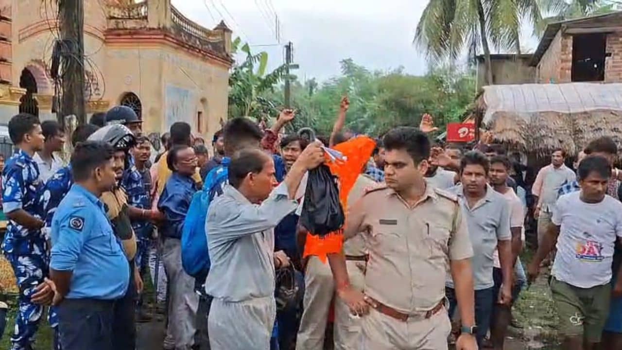 Khejuri Co Operative Election: বোমাবাজির মধ্যেই নির্বাচন, খেজুরিতে তৃণমূলকে ক্লিন বোল্ড বিজেপির