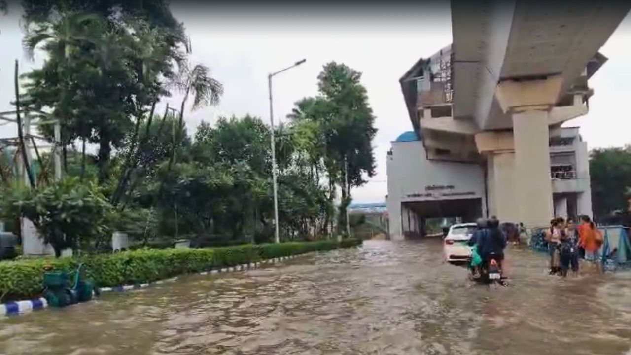 Kolkata Metro: মাটির নীচেও জল-যন্ত্রণা! 'আধখানা' পথেই মিলছে মেট্রো Kolkata Metro: মাটির নীচেও জল-যন্ত্রণা! 'আধখানা' পথেই মিলছে মেট্রো