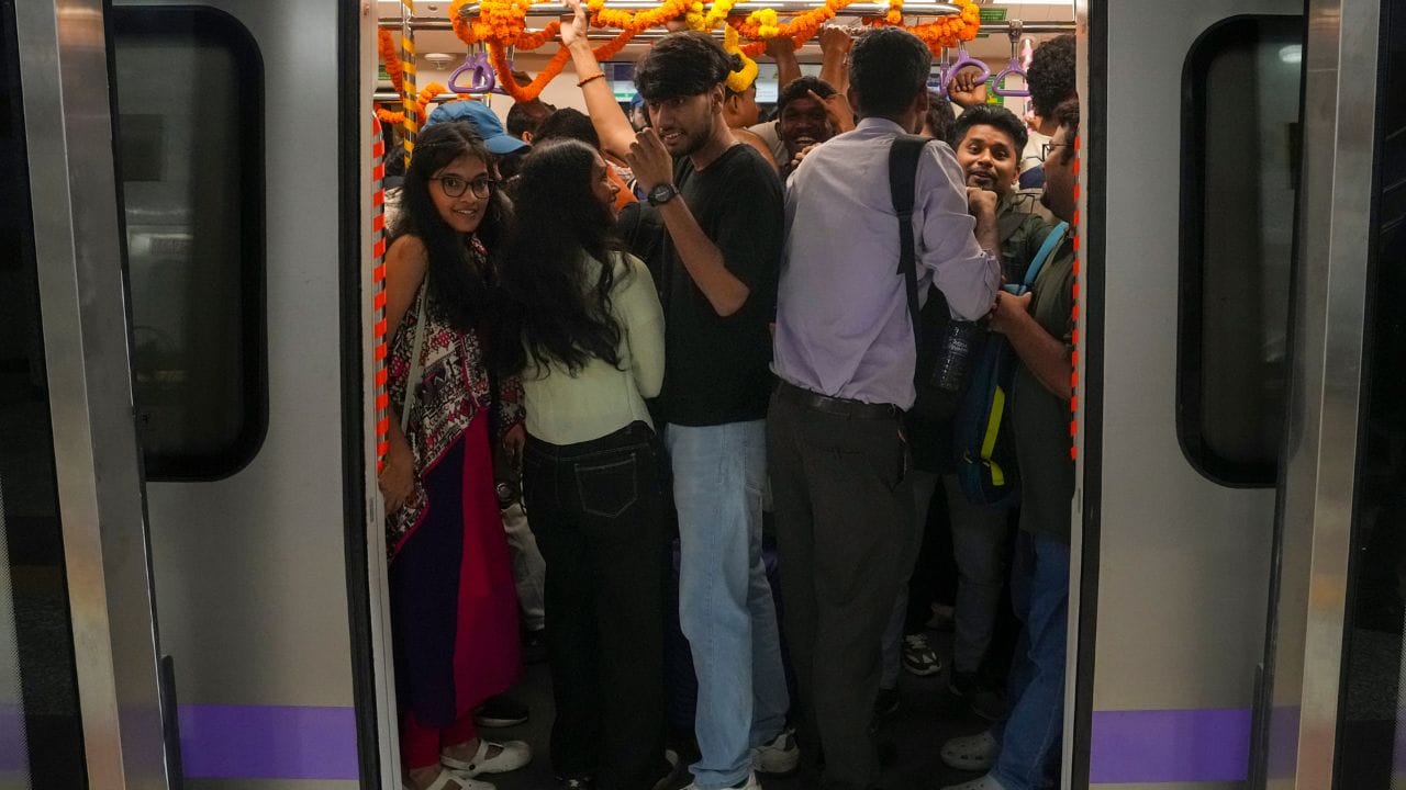 Kolkata Metro: একঘণ্টার ঝটকা! অফিস টাইমে মেট্রোর Blue Line-এ 'যান্ত্রিক ধাক্কা' Kolkata Metro: একঘণ্টার ঝটকা! অফিস টাইমে মেট্রোর Blue Line-এ 'যান্ত্রিক ধাক্কা'