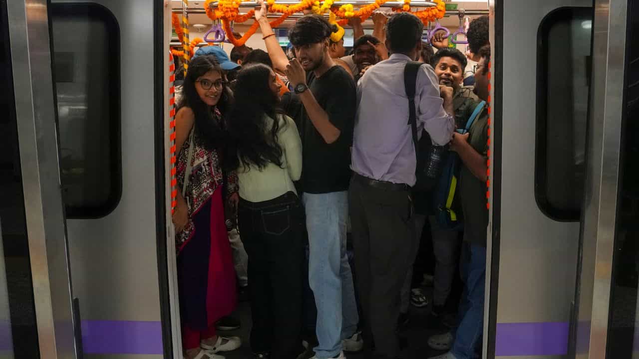Kolkata Metro: একঘণ্টার ঝটকা! অফিস টাইমে মেট্রোর Blue Line-এ 'যান্ত্রিক ধাক্কা' Kolkata Metro: একঘণ্টার ঝটকা! অফিস টাইমে মেট্রোর Blue Line-এ 'যান্ত্রিক ধাক্কা'