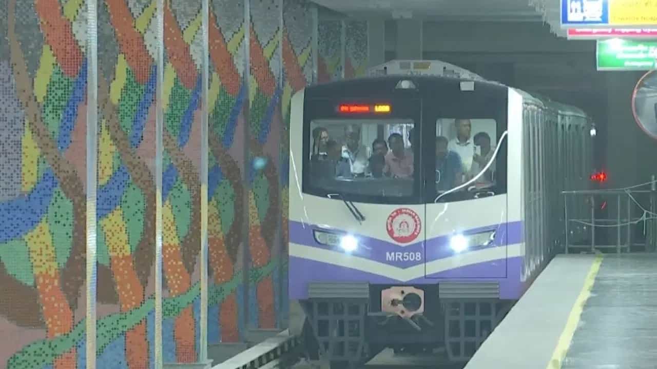 Kolkata Metro Service: কমানো হল ২২টি পরিষেবা, এয়ারপোর্ট থেকে সরাসরি শহিদ ক্ষুদিরামেও যাবে না যাওয়া, বড় সিদ্ধান্ত জানাল কলকাতা মেট্রো Kolkata Metro Service: কমানো হল ২২টি পরিষেবা, এয়ারপোর্ট থেকে সরাসরি শহিদ ক্ষুদিরামেও যাবে না যাওয়া, বড় সিদ্ধান্ত জানাল কলকাতা মেট্রো