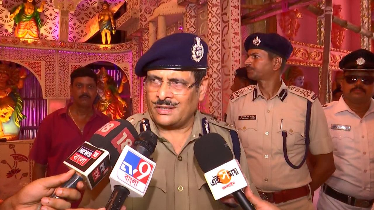 Kolkata Police in Durga Puja: মহালয়ার দিন থেকেই ‘অ্যাকশন মোডে’ পুলিশ, ভিড় নিয়ন্ত্রণে কী কী করতে চলেছে পুলিশ Kolkata Police in Durga Puja: মহালয়ার দিন থেকেই ‘অ্যাকশন মোডে’ পুলিশ, ভিড় নিয়ন্ত্রণে কী কী করতে চলেছে পুলিশ