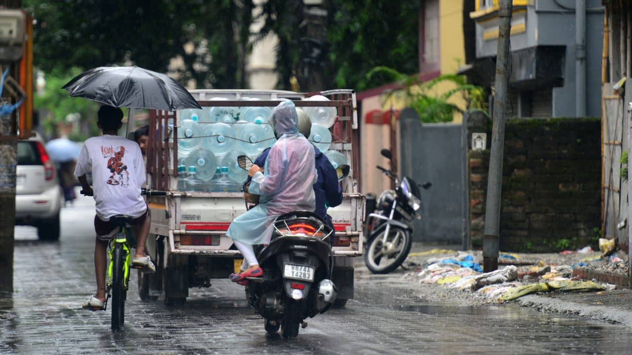West Bengal Weather: দানা বাঁধছে নিম্নচাপ, রবিবার থেকে কতটা ঘুরে যাবে আবহাওয়া খেলা?