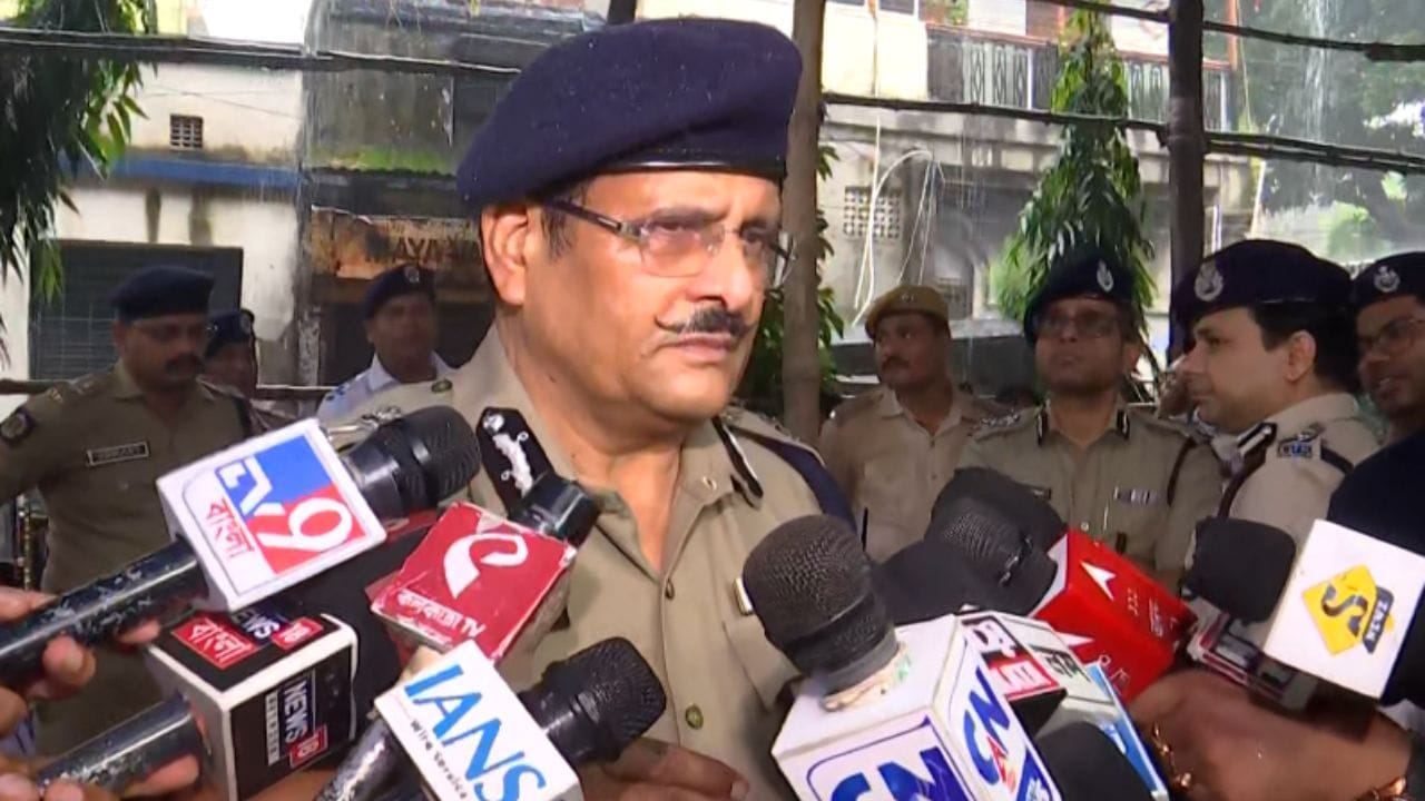 Kolkata Police Commissioner: গুলশন কলোনি ও একবালপুরের ঘটনায় কেন অধরা অভিযুক্তরা? কী বললেন মনোজ ভার্মা? Kolkata Police Commissioner: গুলশন কলোনি ও একবালপুরের ঘটনায় কেন অধরা অভিযুক্তরা? কী বললেন মনোজ ভার্মা?