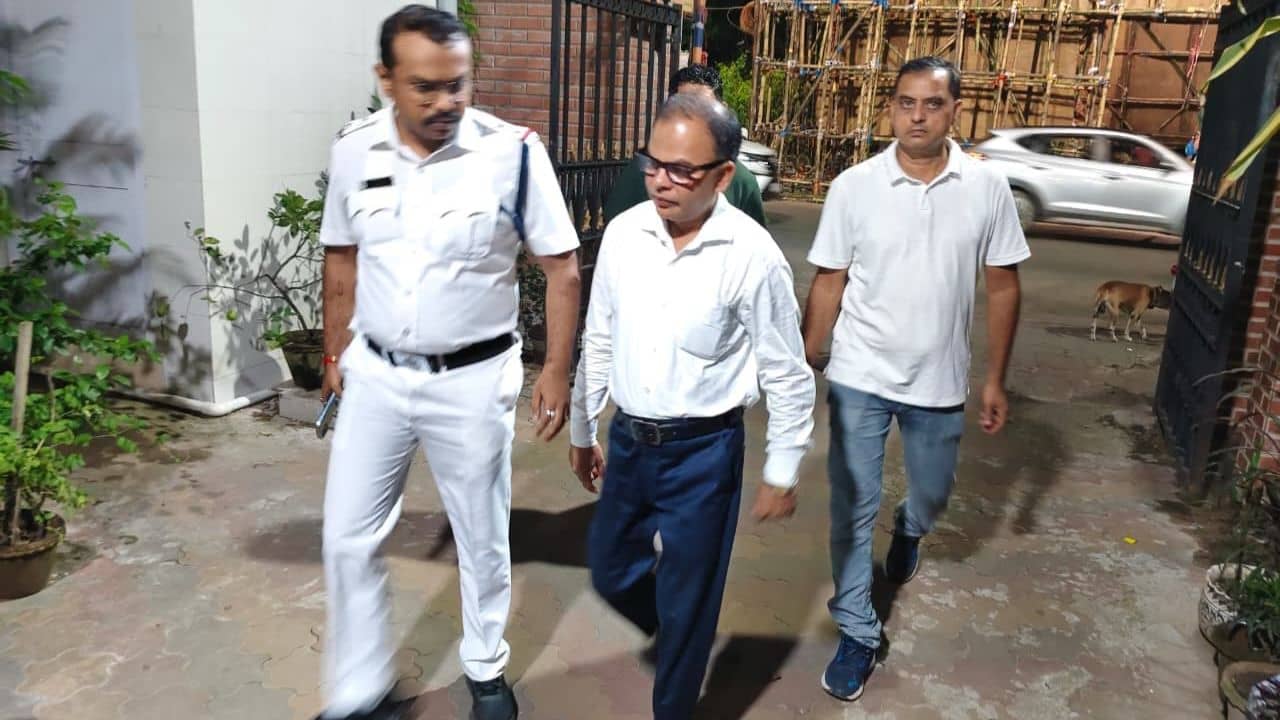 Kolkata Police: অভিষেকের নাম নিয়ে ভোটে টিকিট পাইয়ে দেওয়ার কথা বলে তোলাবাজির চেষ্টা, ধৃত ব্যক্তি