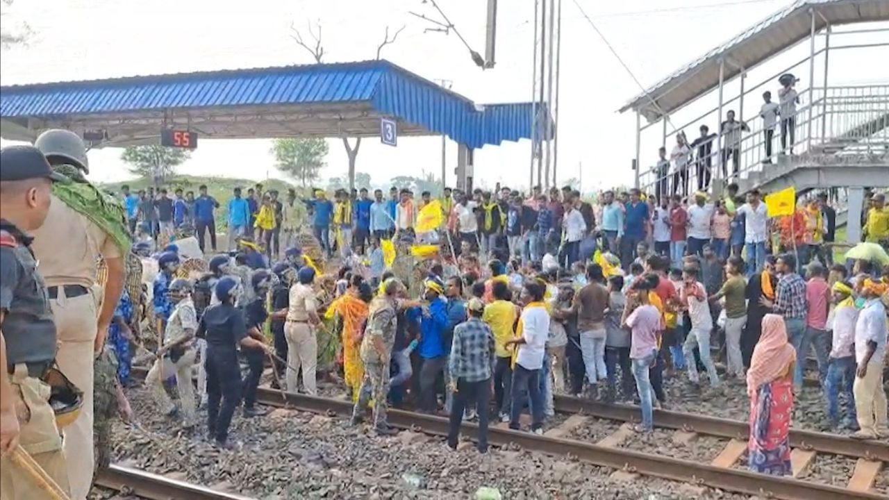 Kurmi Agitation: গ্রেফতার ১৪, কুড়মি আন্দোলনে 'রণক্ষেত্র' স্টেশন! বাতিল একাধিক ট্রেন Kurmi Agitation: গ্রেফতার ১৪, কুড়মি আন্দোলনে 'রণক্ষেত্র' স্টেশন! বাতিল একাধিক ট্রেন