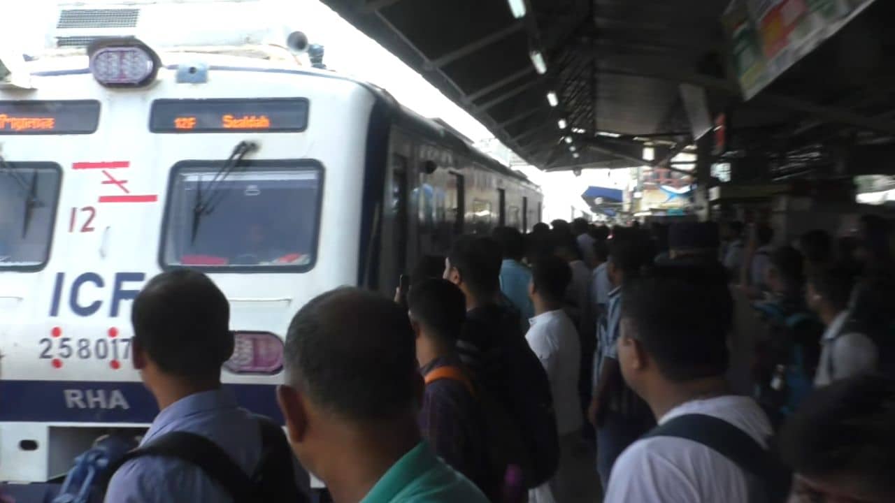 Bongaon AC Local: বনগাঁ লাইনের ট্র্যাডিশন মেনেই বাড়ছে ভিড়, এসি লোকাল বাড়াতে হবে, এক সপ্তাহ না কাটতেই বলছেন যাত্রীরা