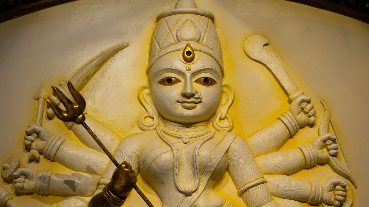 Kolkata Durga Puja: দুর্গার শ্বেত মূর্তি নাকতলার বিশেষ আকর্ষণ, বাড়ছে ভিড় Kolkata Durga Puja: দুর্গার শ্বেত মূর্তি নাকতলার বিশেষ আকর্ষণ, বাড়ছে ভিড়