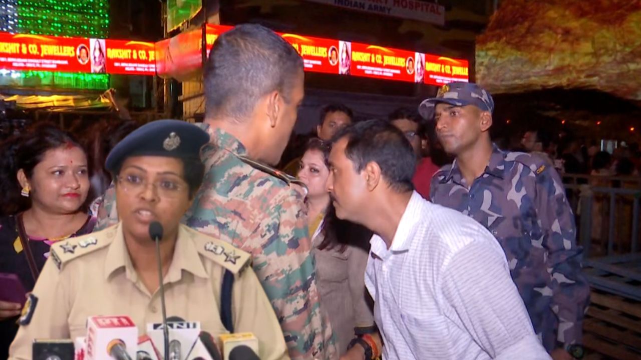 Santosh Mitra Square: সত্যিই সন্তোষ মিত্র স্কোয়ারের জন্য আনা হল অ্যাম্বুল্যান্স-হুইল চেয়ার? যা বললেন ইন্দিরা মুখোপাধ্যায় Santosh Mitra Square: সত্যিই সন্তোষ মিত্র স্কোয়ারের জন্য আনা হল অ্যাম্বুল্যান্স-হুইল চেয়ার? যা বললেন ইন্দিরা মুখোপাধ্যায়