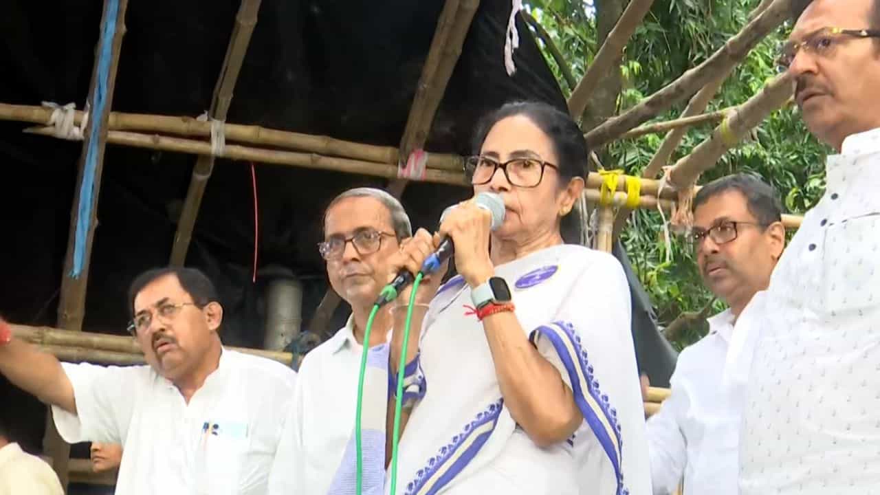 Mamata Banerjee: সেনাকে এভাবে ব্যবহার করলে, সংবিধান কোথায় থাকবে: মমতা Mamata Banerjee: সেনাকে এভাবে ব্যবহার করলে, সংবিধান কোথায় থাকবে: মমতা