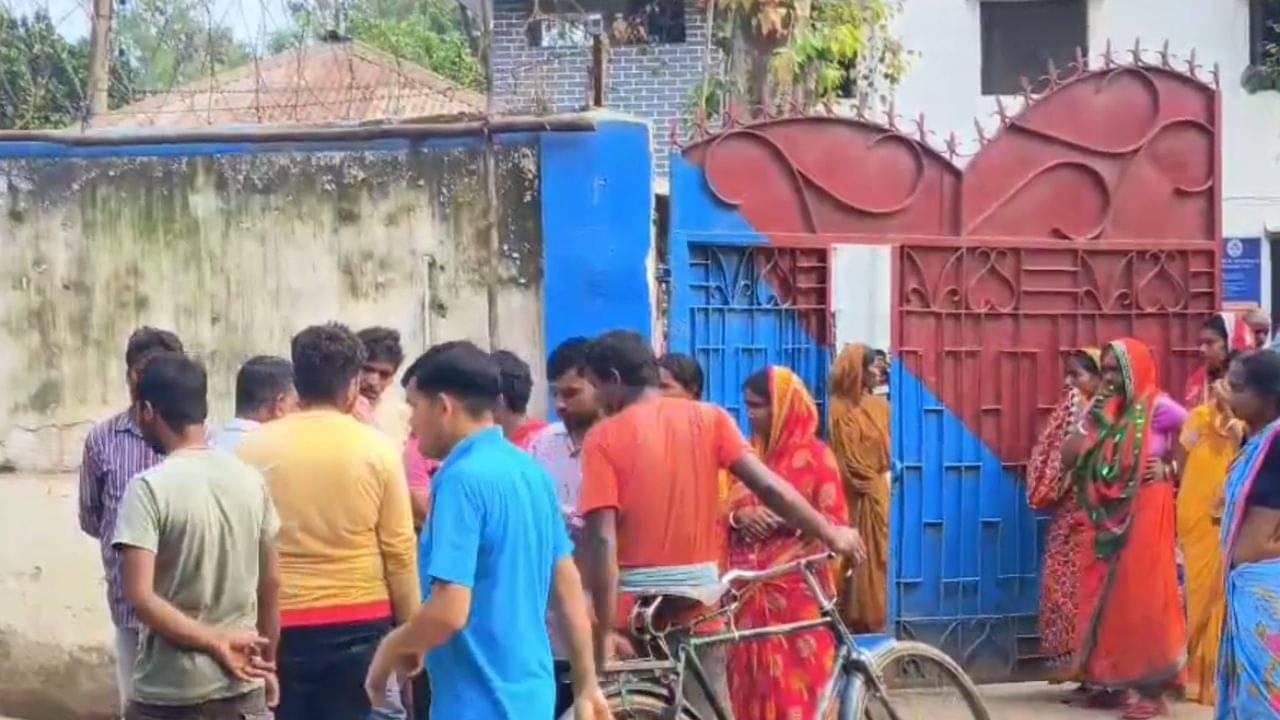 Purulia Death Case: পচে গন্ধ বেরিয়ে গেল, কেউ জানতেই পারল না? চার মৃত্যুতে যে সব প্রশ্ন সামনে আসছে