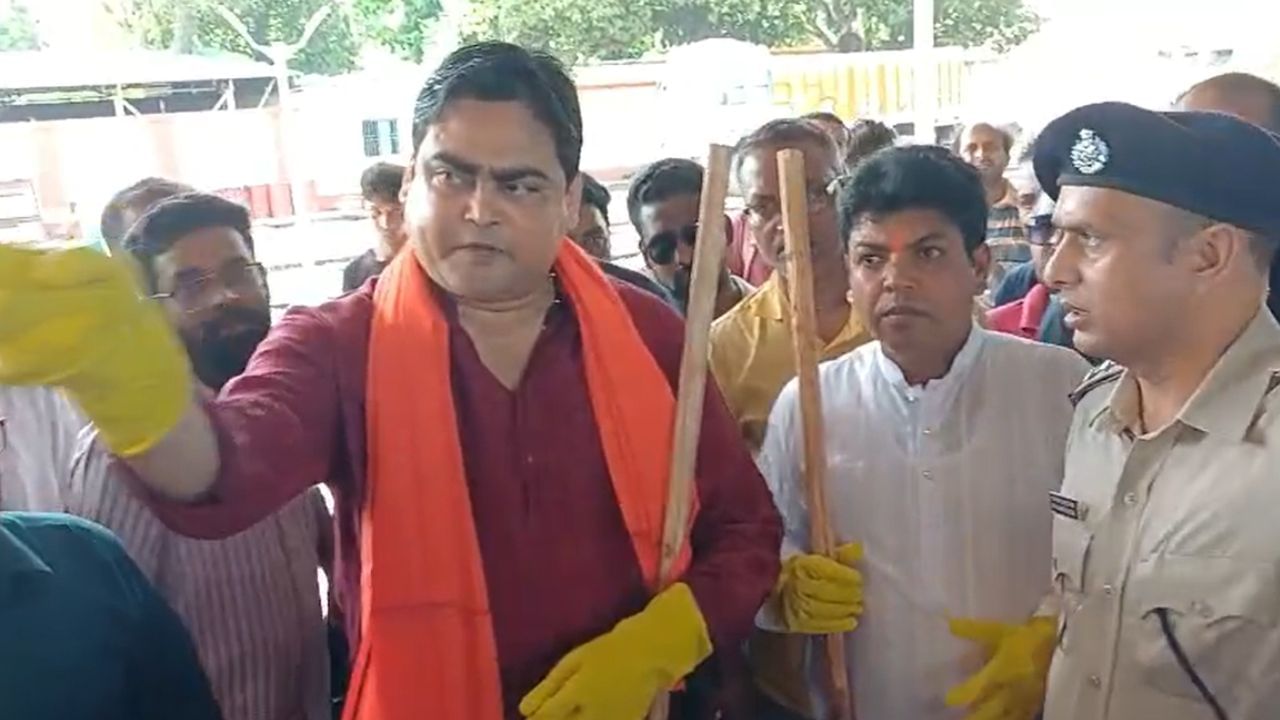 Shantanu Thakur: স্টেশনের অবস্থা দেখে রেলকর্মীদেরই ধমক দিলেন শান্তনু ঠাকুর Shantanu Thakur: স্টেশনের অবস্থা দেখে রেলকর্মীদেরই ধমক দিলেন শান্তনু ঠাকুর