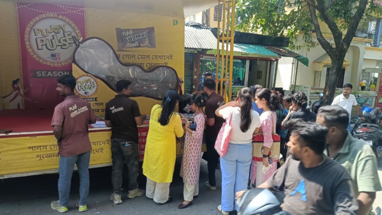 কেউ বলছেন, 'স্বাদের এমন সামঞ্জস্য আগে কোনও ক্যান্ডিতে পাইনি।' কেউ আবার বলছেন, পুজোর খুশি আরও বেড়ে যাচ্ছে এভাবে পালস ক্যান্ডি পেয়ে।