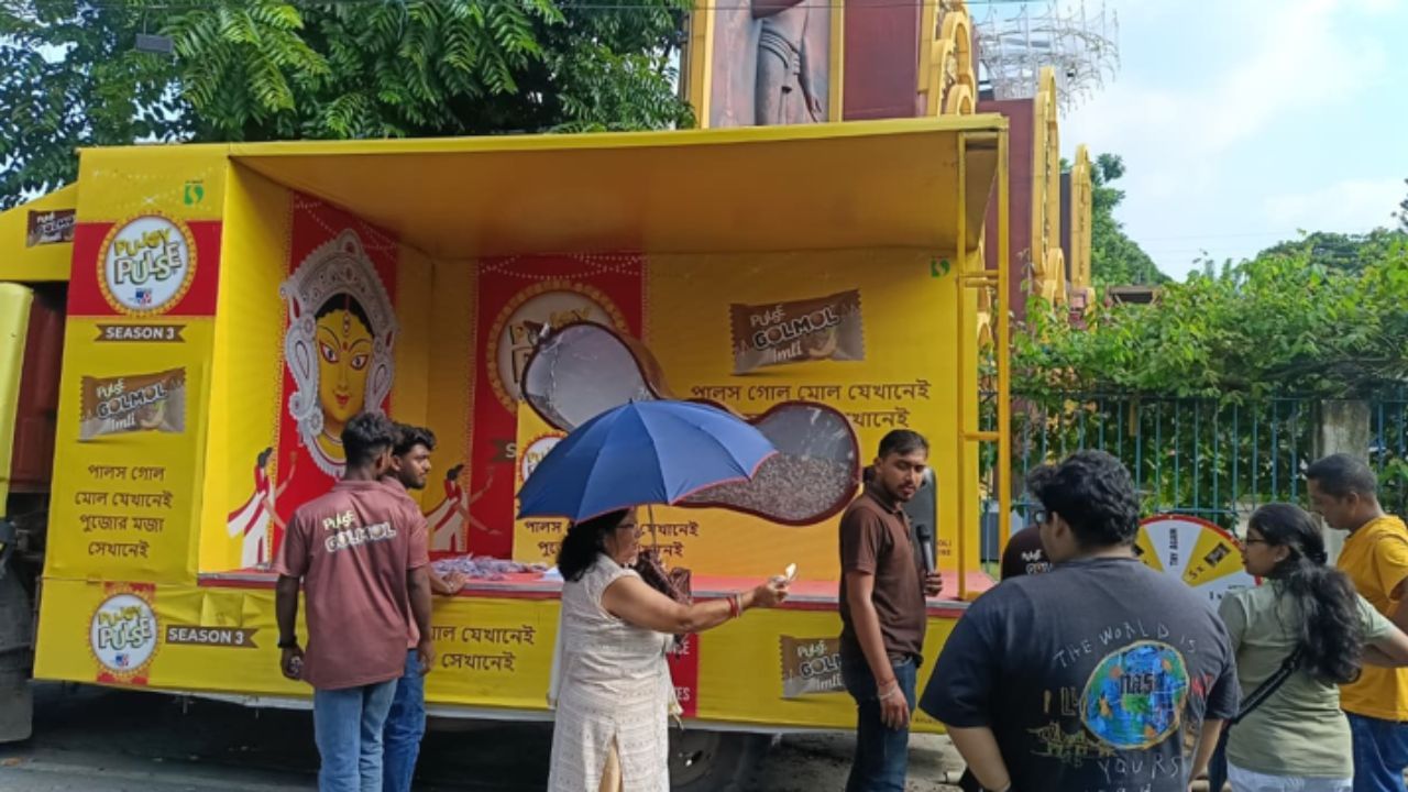 ট্যাবলোর সামনে থাকা ভিড়ই বলে দিচ্ছে, পুজোর আবহে গোলমোলের স্বাদে কীভাবে মজেছে সাধারণ মানুষ। প্রত্যেকেই হাত বাড়িয়ে দিচ্ছেন। মুখে দিলেই তাঁরা ফিরে যাচ্ছেন ছেলেবেলায়।