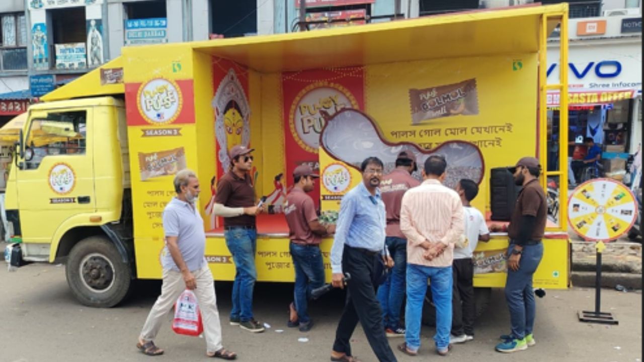 শিলিগুড়িতেও দেখা গেল একই ছবি। রোদ মাথায় নিয়েই পৌঁছে গেলেন বহু মানুষ।