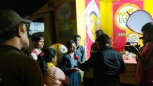 Pujoy Pulse: রাতের অন্ধকারেও গোলমোল খেতে উপচে পড়ছে ভিড়, দেখুন সেই ছবি