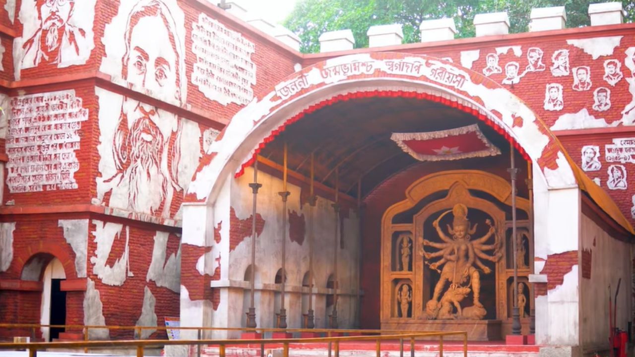Kolkata Durga Puja: মণ্ডপ জুড়ে স্বাধীনতা সংগ্রামের ইতিহাস, সুরুচি সঙ্ঘের পুজো যেন ইতিহাসের পাতা Kolkata Durga Puja: মণ্ডপ জুড়ে স্বাধীনতা সংগ্রামের ইতিহাস, সুরুচি সঙ্ঘের পুজো যেন ইতিহাসের পাতা
