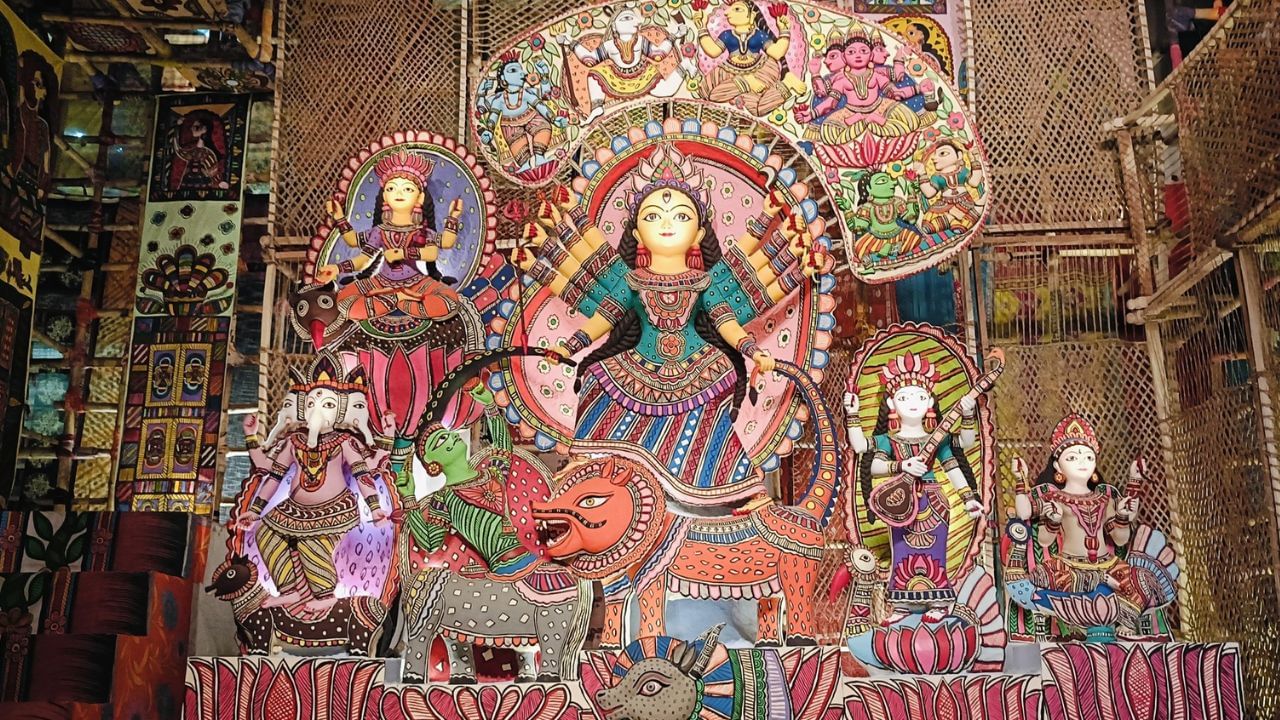 Kolkata Durga Puja: রঙিন মূর্তিতে নজর কাড়ছে টালা বারোয়ারি Kolkata Durga Puja: রঙিন মূর্তিতে নজর কাড়ছে টালা বারোয়ারি