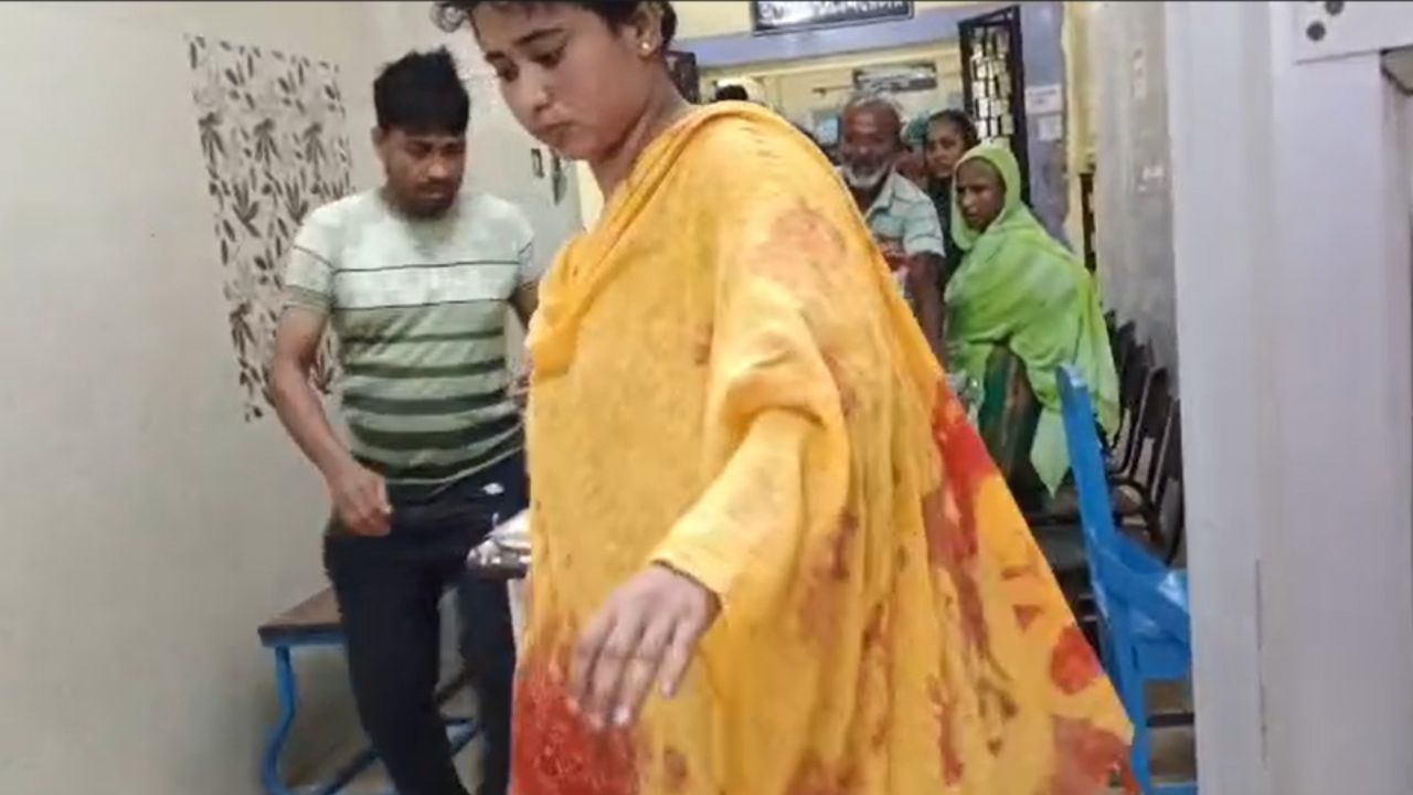 Nadia: বাড়িতে ছাগল ঢুকে পড়েছিল, তাই এত রাগ! একা পেয়েই মহিলাকে পরপর কোপ Nadia: বাড়িতে ছাগল ঢুকে পড়েছিল, তাই এত রাগ! একা পেয়েই মহিলাকে পরপর কোপ