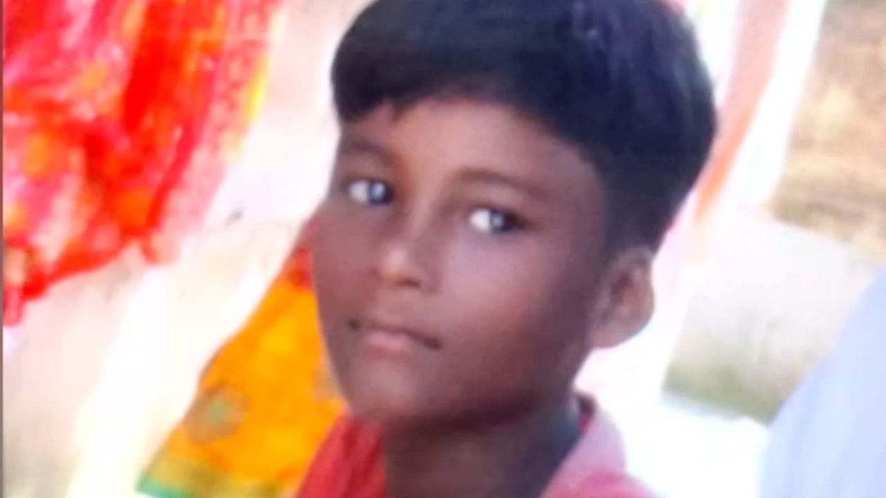 ছোট্ট ছেলের এত অভিমান! দিদি ওড়না গলায় জড়িয়েই... ছোট্ট ছেলের এত অভিমান! দিদি ওড়না গলায় জড়িয়েই...