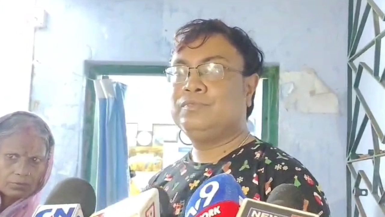 Keshpur: সরকারি স্বাস্থ্যকেন্দ্রে বসেই ভিজিট নিয়ে রোগী দেখেন ডাক্তার! বললেন, ‘এমন তো সবাই করে’
