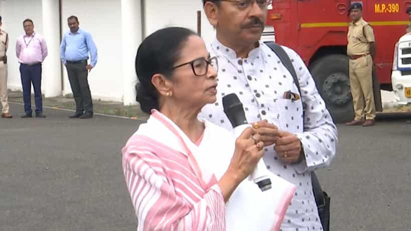 Mamata Banerjee on SIR: ভোটার কার্ডও গণ্য হওয়া উচিত SIR-এ, অবস্থান স্পষ্ট করে বললেন মমতা