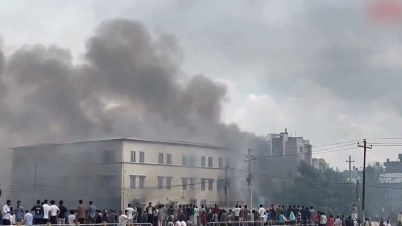Nepal Border: আগুন জ্বলছে ওপারে, মিরিক-পানিট্যাঙ্কিতে পাঠানো হচ্ছে বিশাল ফোর্স