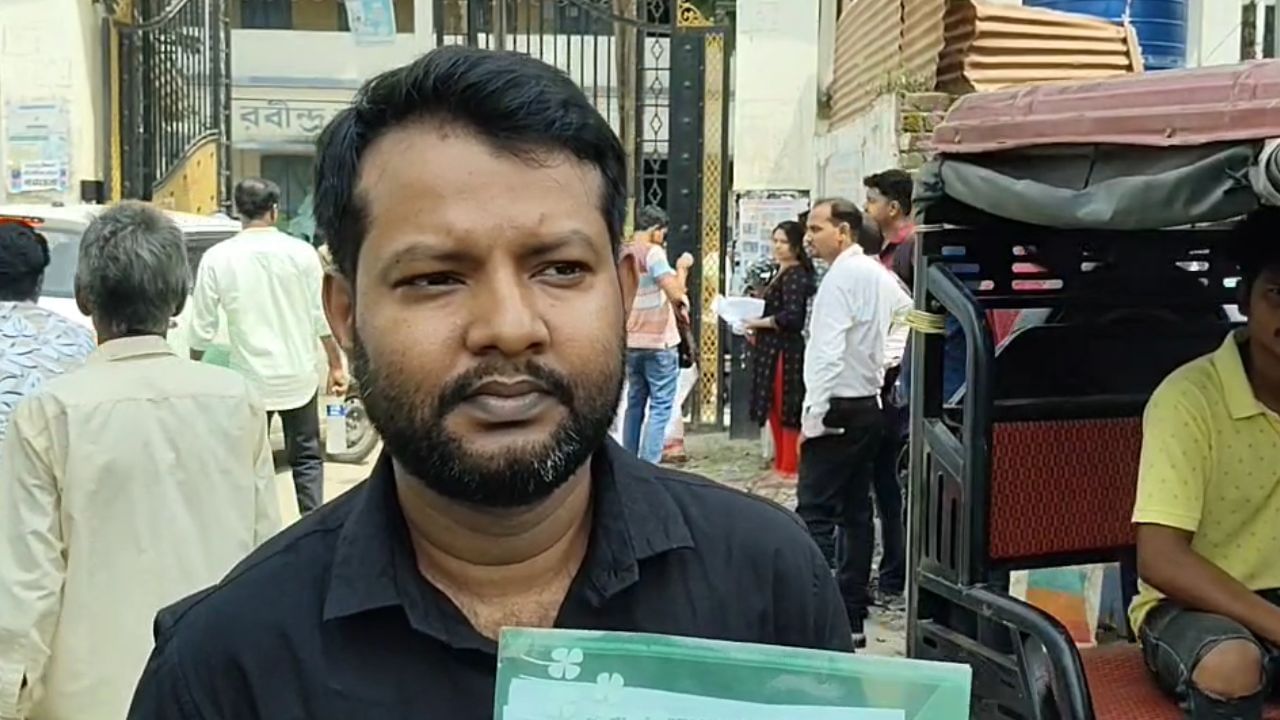 SSC Exam: যে ক্লাসে ছাত্র পড়াতেন, সেই বেঞ্চে বসেই আজ পরীক্ষা দেবেন রাকেশ ‘স্যর’