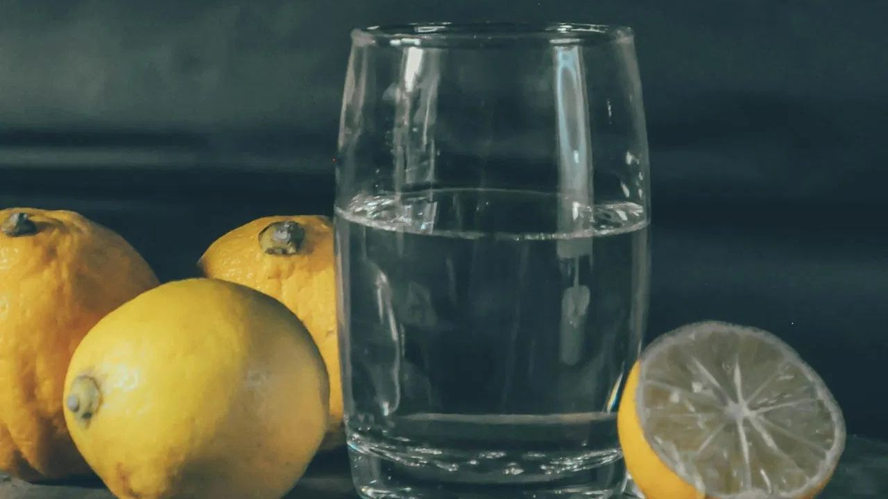 গরম লেবু জল - দিন শুরু করুন গরম লেবু জল এক গ্লাস দিয়ে। এটি রাতভর বিশ্রামের পর শরীরকে হাইড্রেট করে, হজম প্রক্রিয়া উন্নত করে এবং শক্তি জোগায়। লেবুর সতেজ স্বাদ ইন্দ্রিয়কে জাগিয়ে তোলে, যা ক্যাফেইন ছাড়াই আপনাকে সজাগ করে তুলতে ভাল।