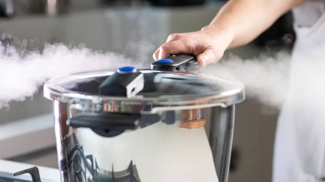 প্রেসার কুকারে রান্না করছেন? এই নিয়মগুলো মেনে চলছেন তো!