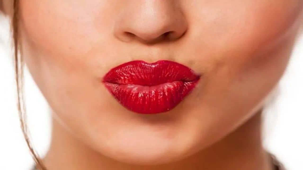 Lipstick Wearing Tips: খাওয়ার পরেও লিপস্টিক থাকবে ঘন্টার পর ঘন্টা অবিকল এক! শুধু মানতে হবে এই টিপস