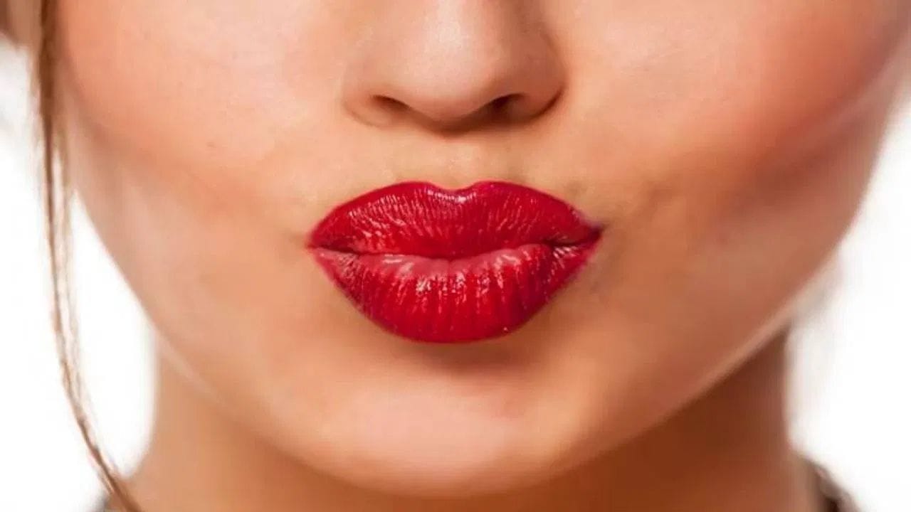 Lipstick Wearing Tips: খাওয়ার পরেও লিপস্টিক থাকবে ঘন্টার পর ঘন্টা অবিকল এক! শুধু মানতে হবে এই টিপস Lipstick Wearing Tips: খাওয়ার পরেও লিপস্টিক থাকবে ঘন্টার পর ঘন্টা অবিকল এক! শুধু মানতে হবে এই টিপস