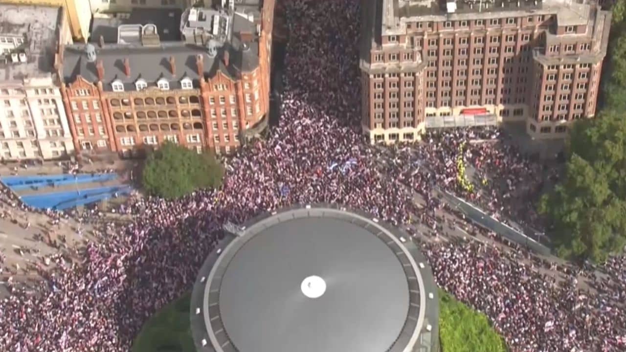 Anti-Immigrants Protest: শুধু মানুষের মাথা আর মাথা! অভিবাসীদের তাড়াতে গর্জে উঠেছে লন্ডন, পথে লাখ লাখ মানুষ
