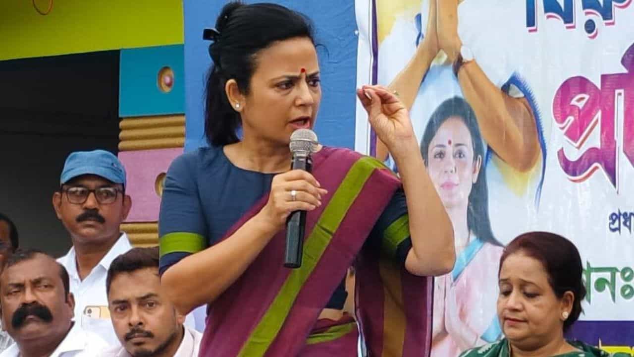 Mahua Moitra: 'কাঠের মালা পরে ভাই, সব তো চলে আসেন ভাতা নিতে! তখন কী হয়?', মতুয়াদের বেলাগাম আক্রমণ মহুয়ার Mahua Moitra: 'কাঠের মালা পরে ভাই, সব তো চলে আসেন ভাতা নিতে! তখন কী হয়?', মতুয়াদের বেলাগাম আক্রমণ মহুয়ার
