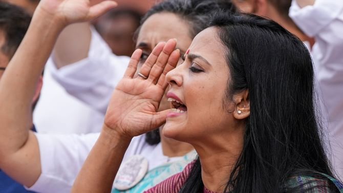 মহুয়াকে বড় স্বস্তি দিল হাইকোর্ট, এখনই জমা পড়বে না চার্জশিট